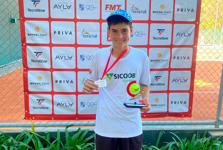 Rafael Tavares foi campeão do torneio de simples no Grand Slam Junior. Foto: Acervo pessoal.