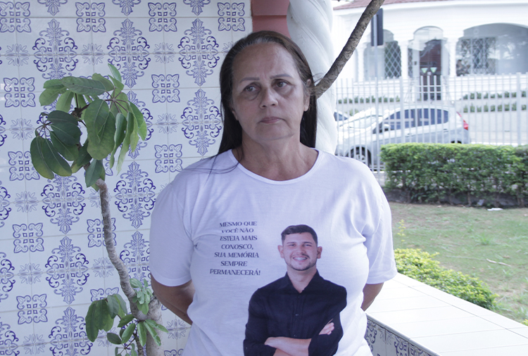 Mãe de Paulo Henrique estava presente na delegacia / Foto: Filipe Felizardo