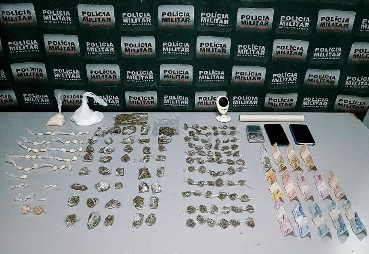 Material foi flagrado em mochila / Foto: Polícia Militar / divulgação