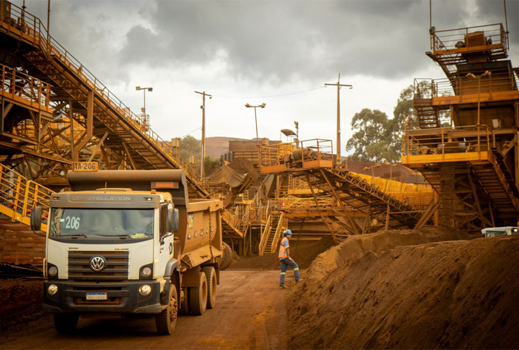 Sediada numa cidade famosa pela relevância da participação na economia do Minério de Ferro, a Fenex conta com o patrocínio e conexão com umas das maiores produtoras do mercado, a Itaminas. Crédito: Itaminas/Divulgação.
